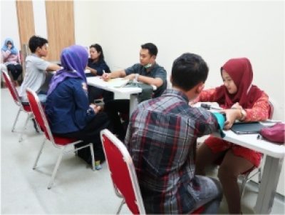 Calon Siswa SMKKBW dan Mahasiswa IIK BW Lakukan Tes Kesehatan Jalur Reguler 1